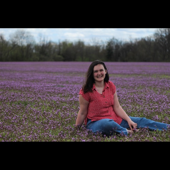 Meet your posher, Alexandra🌿 - Picture 1 of 5